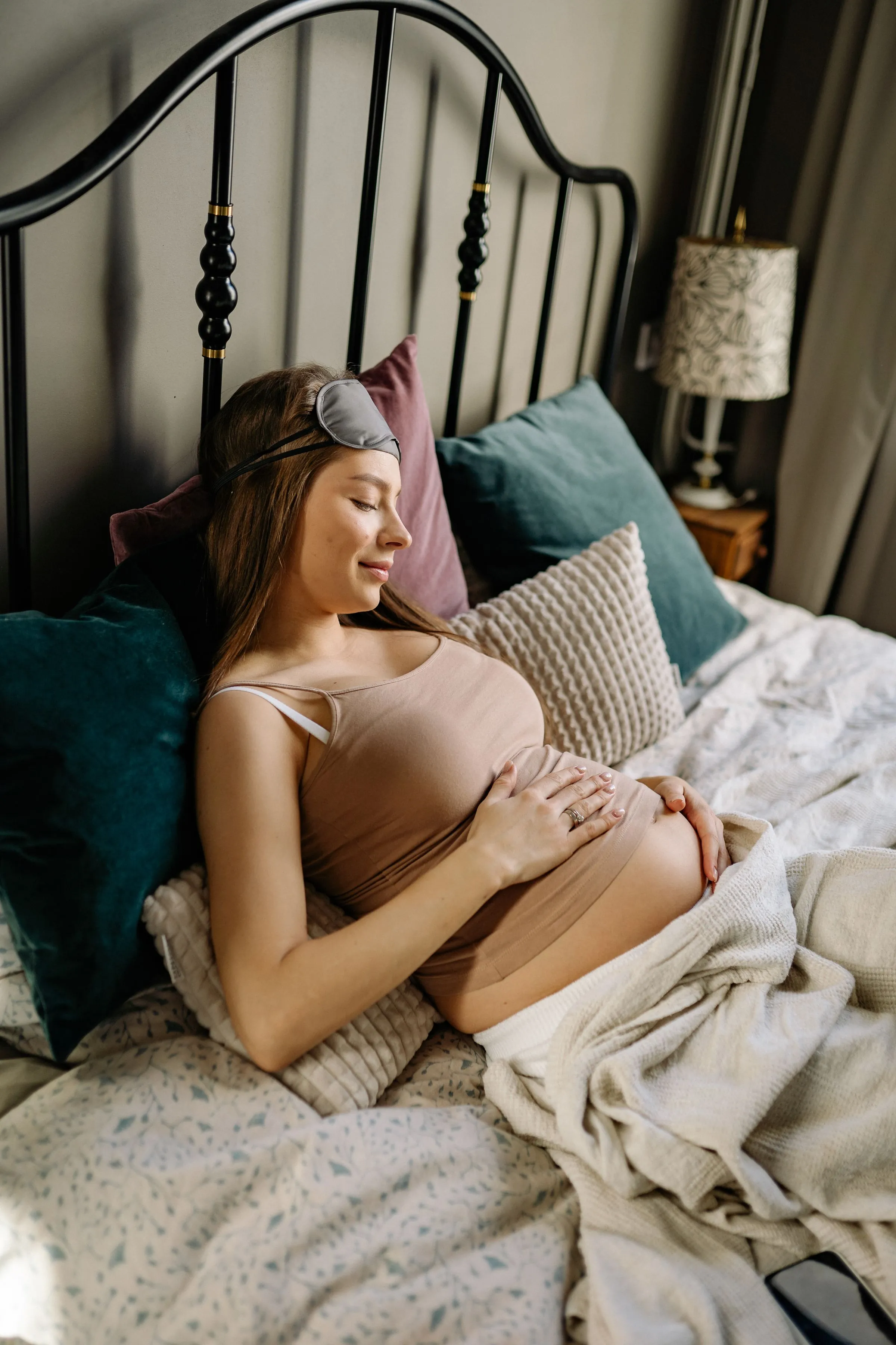 Une future maman au repos sur son lit