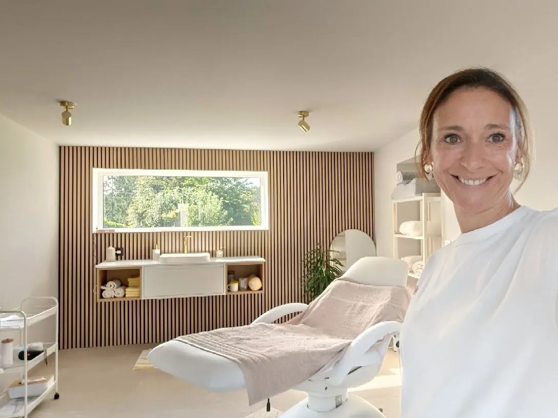 Manuella Keutiens dans son cabinet de réflexologie